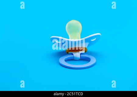 succhietto blu in silicone morbido isolato sul retro blu con spazio per la copia. Foto Stock