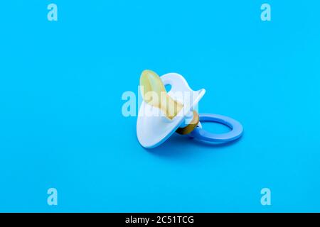 succhietto blu in silicone morbido isolato su sfondo blu con spazio per la copia. Foto Stock
