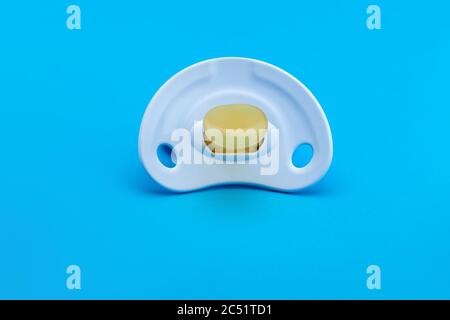 succhietto blu in silicone morbido isolato su sfondo blu con spazio per la copia. Foto Stock