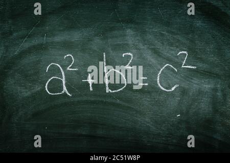 Teorema pitagorico su lavagna verde, formazione matematica di base Foto Stock