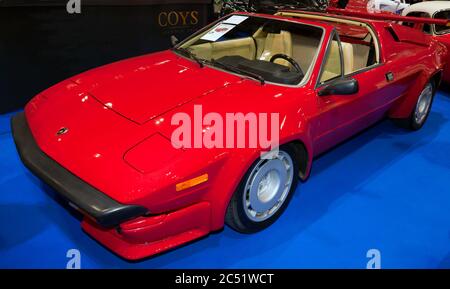 Tre quarti di fronte Vista di una Rossa, 1984, Lamborghini Jalpa, in esposizione nella Coys Auction Area del London Classic Car Show 2019 Foto Stock