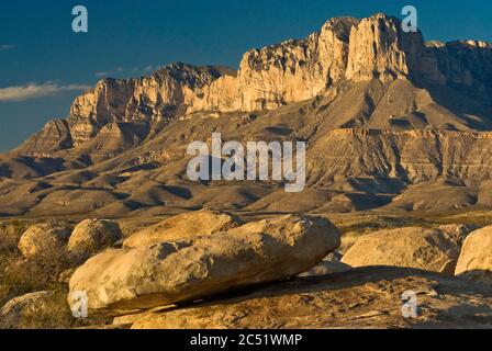 Massi calcarei, scarpata occidentale delle montagne Guadalupe, deserto del Chihuahuan, parco nazionale delle montagne Guadalupe, Texas, Stati Uniti Foto Stock