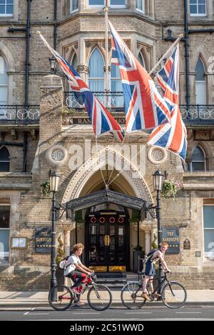 Union jacks che si inchidisce nella brezza fuori del Randolph Hotel, Oxford, che è in corso di riapertura dopo il blocco Covid-19 il 4 luglio 2020. Foto Stock