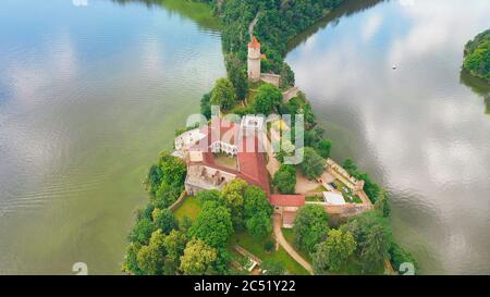 Vista aerea sul castello medievale ceco Zvikov, situato su affioramento roccioso sopra la confluenza di due fiumi Moldava e Otava, repubblica Ceca Foto Stock