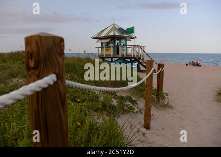 Delray Beach, Florida, Stati Uniti. 29 Giugno 2020. Vista generale di Delray Beach mentre le spiagge della Florida meridionale sono da chiudere per il 4 luglio fine settimana, Florida riporta un altro picco record nei casi di coronavirus, il Covid-19 della Florida mostra l'aumento del piano di riapertura dello stato non funziona il 29 giugno 2020 a Delray Beach, Florida. Credit: Mpi04/Media Punch/Alamy Live News Foto Stock