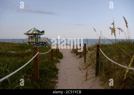 Delray Beach, Florida, Stati Uniti. 29 Giugno 2020. Vista generale di Delray Beach mentre le spiagge della Florida meridionale sono da chiudere per il 4 luglio fine settimana, Florida riporta un altro picco record nei casi di coronavirus, il Covid-19 della Florida mostra l'aumento del piano di riapertura dello stato non funziona il 29 giugno 2020 a Delray Beach, Florida. Credit: Mpi04/Media Punch/Alamy Live News Foto Stock