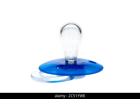 succhietto in lattice morbido trasparente, succhietto in plastica blu isolato su sfondo bianco con spazio per la copia. Foto Stock