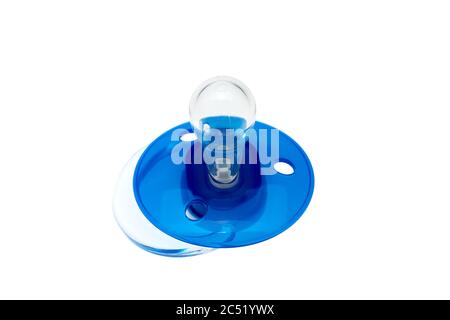 succhietto in silicone per bambini in lattice morbido trasparente, succhietto in plastica blu isolato su sfondo bianco. Foto Stock