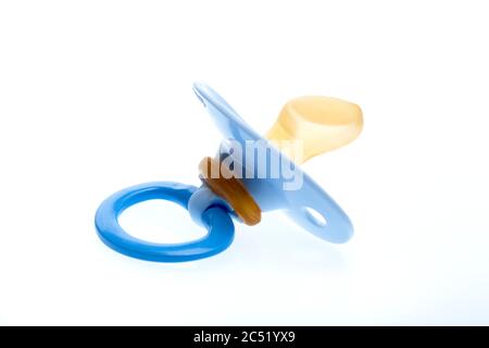 succhietto blu in morbido silicone isolato su sfondo bianco, nessuno. Foto Stock