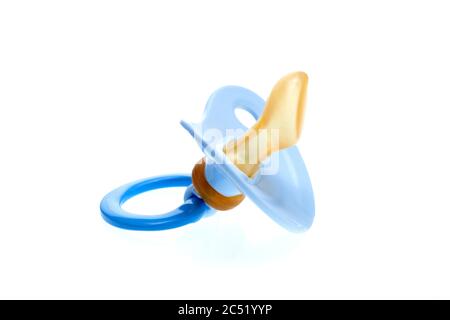un succhietto blu per ragazzo in morbido silicone isolato su sfondo bianco, nessuno. Foto Stock