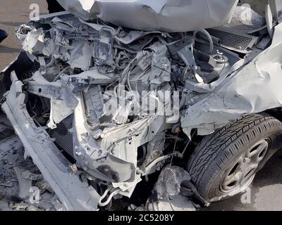 vano motore danneggiato per incidente e coperto con uno strato di schiuma bianca dopo lo spegnimento di un'auto in caso di incidente, primo piano di parti danneggiate dopo Foto Stock