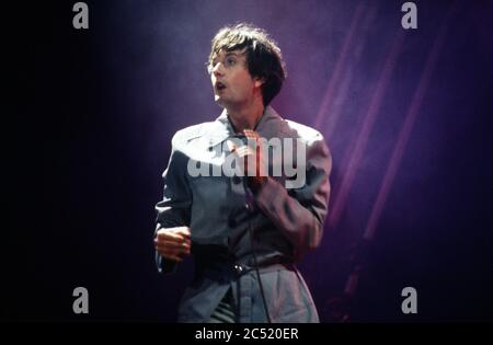 Jarvis Cocker cantante in Pulp che si esibisce al Festival di Glastonbury 1998, Worthy Farm Somerset, Inghilterra. Foto Stock