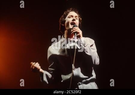 Jarvis Cocker cantante in Pulp che si esibisce al Festival di Glastonbury 1998, Worthy Farm Somerset, Inghilterra. Foto Stock