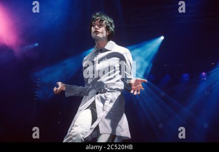 Jarvis Cocker cantante in Pulp che si esibisce al Festival di Glastonbury 1998, Worthy Farm Somerset, Inghilterra. Foto Stock
