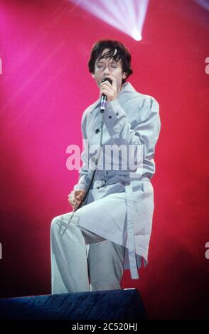 Jarvis Cocker cantante in Pulp che si esibisce al Festival di Glastonbury 1998, Worthy Farm Somerset, Inghilterra. Foto Stock