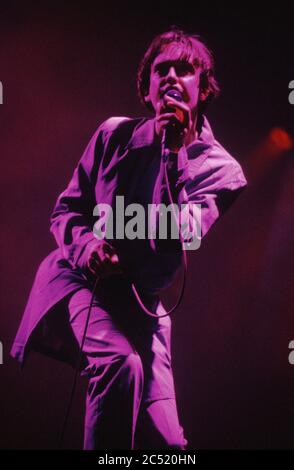 Jarvis Cocker cantante in Pulp che si esibisce al Festival di Glastonbury 1998, Worthy Farm Somerset, Inghilterra. Foto Stock