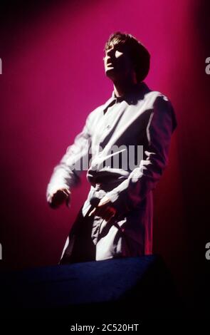 Jarvis Cocker cantante in Pulp che si esibisce al Festival di Glastonbury 1998, Worthy Farm Somerset, Inghilterra. Foto Stock