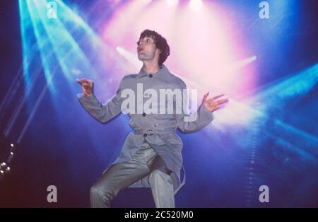 Jarvis Cocker cantante in Pulp che si esibisce al Festival di Glastonbury 1998, Worthy Farm Somerset, Inghilterra. Foto Stock