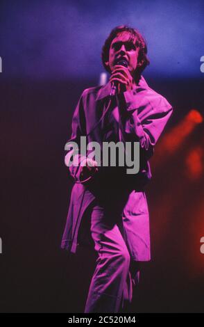 Jarvis Cocker cantante in Pulp che si esibisce al Festival di Glastonbury 1998, Worthy Farm Somerset, Inghilterra. Foto Stock