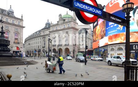 Londra, Inghilterra, Regno Unito. Piccadilly Circus, vuoto, all'inizio della crisi del Coronavirus, marzo 2020 Foto Stock