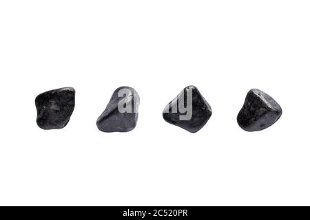 Varietà di pietre di ciottoli nere isolate su sfondo bianco Foto Stock