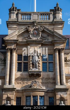 Statua di Cecil Rhodes sulla facciata dell'Oriel College, High Street, Oxford. La statua è stata il fulcro di Rodi deve cadere proteste nel 2016 e di nuovo nel 2020 di Rodi deve cadere e Black Lives materia proteste. Foto Stock