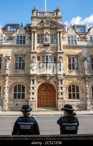 Polizia in servizio fuori Oriel College, High Street, Oxford dopo la statua di Cecil Rodi è diventato il centro della questione Black Lves e Rodi deve cadere proteste nel 2020. Foto Stock