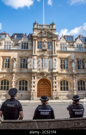 Polizia in servizio fuori Oriel College, High Street, Oxford dopo la statua di Cecil Rodi è diventato il centro della questione Black Lves e Rodi deve cadere proteste nel 2020. Foto Stock