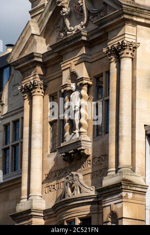 Statua di Cecil Rhodes sulla facciata dell'Oriel College, High Street, Oxford. La statua è stata il fulcro di Rodi deve cadere proteste nel 2016 e di nuovo nel 2020 di Rodi deve cadere e Black Lives materia proteste. Foto Stock