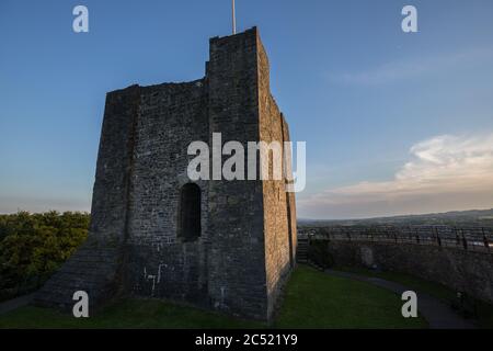 Clitheroe castello in una calda serata estiva. Piccolo castello normanno nella valle del Ribble Foto Stock