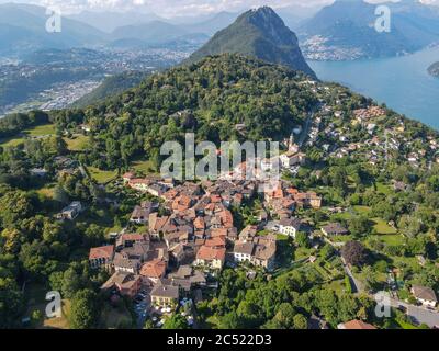 Vista panoramica sul villaggio di Carona vicino a Lugano, in Svizzera Foto Stock