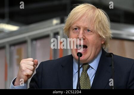 Il primo Ministro Boris Johnson, durante una visita al Dudley College of Technology di Dudley, ha detto che seguirà le orme del presidente Franklin D Roosevelt, Che ha guidato gli Stati Uniti fuori dalla Grande depressione negli anni trenta, investendo in progetti infrastrutturali per aiutare a stimolare la ripresa della nazione dalla pandemia del coronavirus. Foto Stock