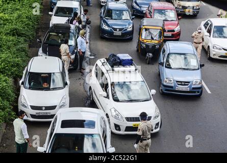 Mumbai, India. 29 Giugno 2020. I veicoli sono visti bloccati in un ingorgo stradale su un'autostrada vicino a Mumbai, India, 29 giugno 2020. La polizia di Mumbai la domenica ha esortato le persone a limitare i loro viaggi all'aperto per le attività essenziali entro un raggio di 2 km dalle loro case per frenare la diffusione del COVID-19, mentre il blocco della città è stato ulteriormente esteso oltre giugno 30. Credit: Sr/Xinhua/Alamy Live News Foto Stock