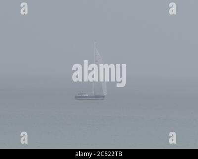 Sheerness, Kent, Regno Unito. 30 giugno 2020. Regno Unito Meteo: Pioggia e nebbia che danno scarsa visibilità sul lungomare di Sheerness a pranzo. Credit: James Bell/Alamy Live News Foto Stock