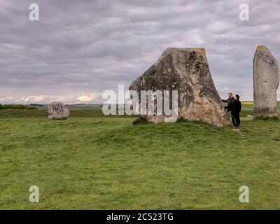 Wiltshire / Regno Unito - 1 giugno 2019: I turisti esaminano le pietre circolari dell'henge della pietra ad Avebury Hege Foto Stock