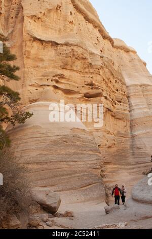 Sandoval County, New Mexico / USA - 1 gennaio 2020: Gli escursionisti camminano attraverso aridi canyon del deserto nel New Mexico Foto Stock