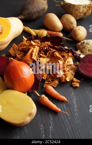 Verdure biologiche a base di radice e patatine vegetali Foto Stock