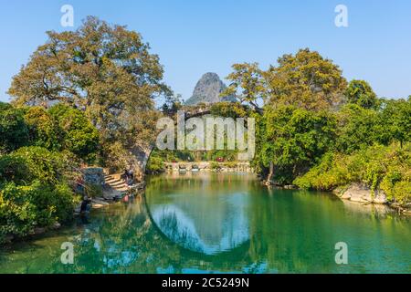 YANGSHUO, CINA, 6 DICEMBRE 2019: Ponte di Fuli sul fiume Yulong nella campagna di Yangshuo Foto Stock