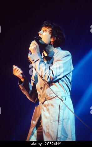 Jarvis Cocker cantante in Pulp che si esibisce al Festival di Glastonbury 1998, Worthy Farm Somerset, Inghilterra. Foto Stock