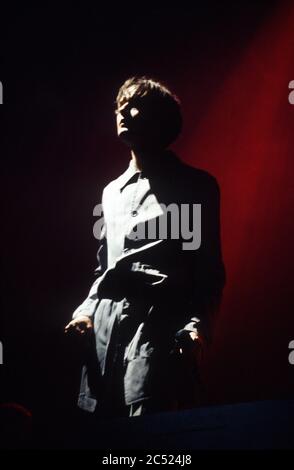 Jarvis Cocker cantante in Pulp che si esibisce al Festival di Glastonbury 1998, Worthy Farm Somerset, Inghilterra. Foto Stock