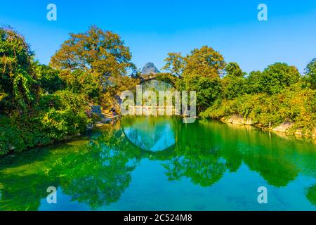 YANGSHUO, CINA, 6 DICEMBRE 2019: Ponte di Fuli sul fiume Yulong nella campagna di Yangshuo Foto Stock