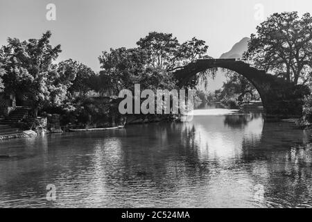 YANGSHUO, CINA, 6 DICEMBRE 2019: Ponte di Fuli sul fiume Yulong nella campagna di Yangshuo Foto Stock