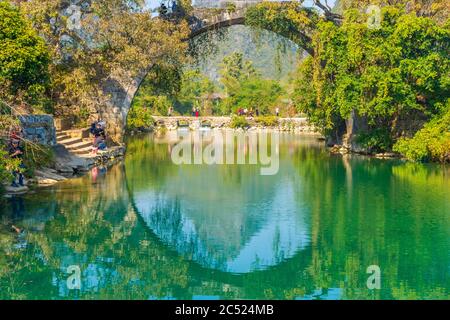 YANGSHUO, CINA, 6 DICEMBRE 2019: Ponte di Fuli sul fiume Yulong nella campagna di Yangshuo Foto Stock