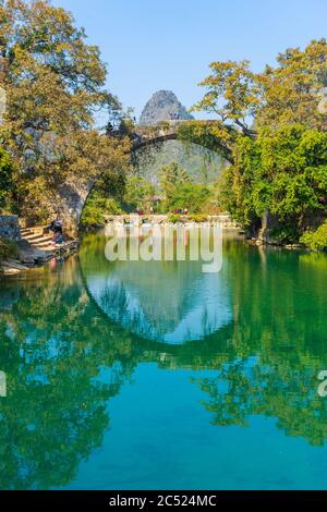 YANGSHUO, CINA, 6 DICEMBRE 2019: Ponte di Fuli sul fiume Yulong nella campagna di Yangshuo Foto Stock