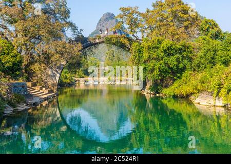 YANGSHUO, CINA, 6 DICEMBRE 2019: Ponte di Fuli sul fiume Yulong nella campagna di Yangshuo Foto Stock