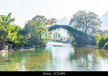 YANGSHUO, CINA, 6 DICEMBRE 2019: Ponte di Fuli sul fiume Yulong nella campagna di Yangshuo Foto Stock