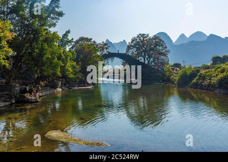 YANGSHUO, CINA, 6 DICEMBRE 2019: Ponte di Fuli sul fiume Yulong nella campagna di Yangshuo Foto Stock