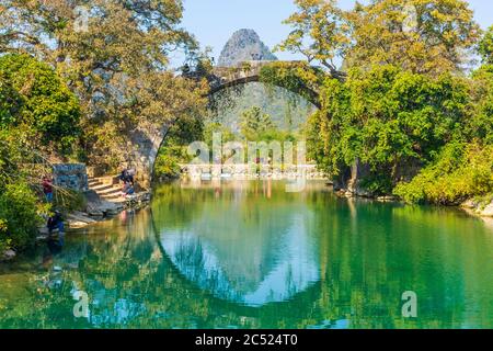 YANGSHUO, CINA, 6 DICEMBRE 2019: Ponte di Fuli sul fiume Yulong nella campagna di Yangshuo Foto Stock