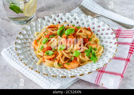 Linguine con gamberi in salsa di pomodoro e aglio Foto Stock