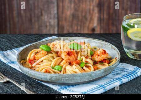 Linguine con gamberi in salsa di pomodoro e aglio Foto Stock